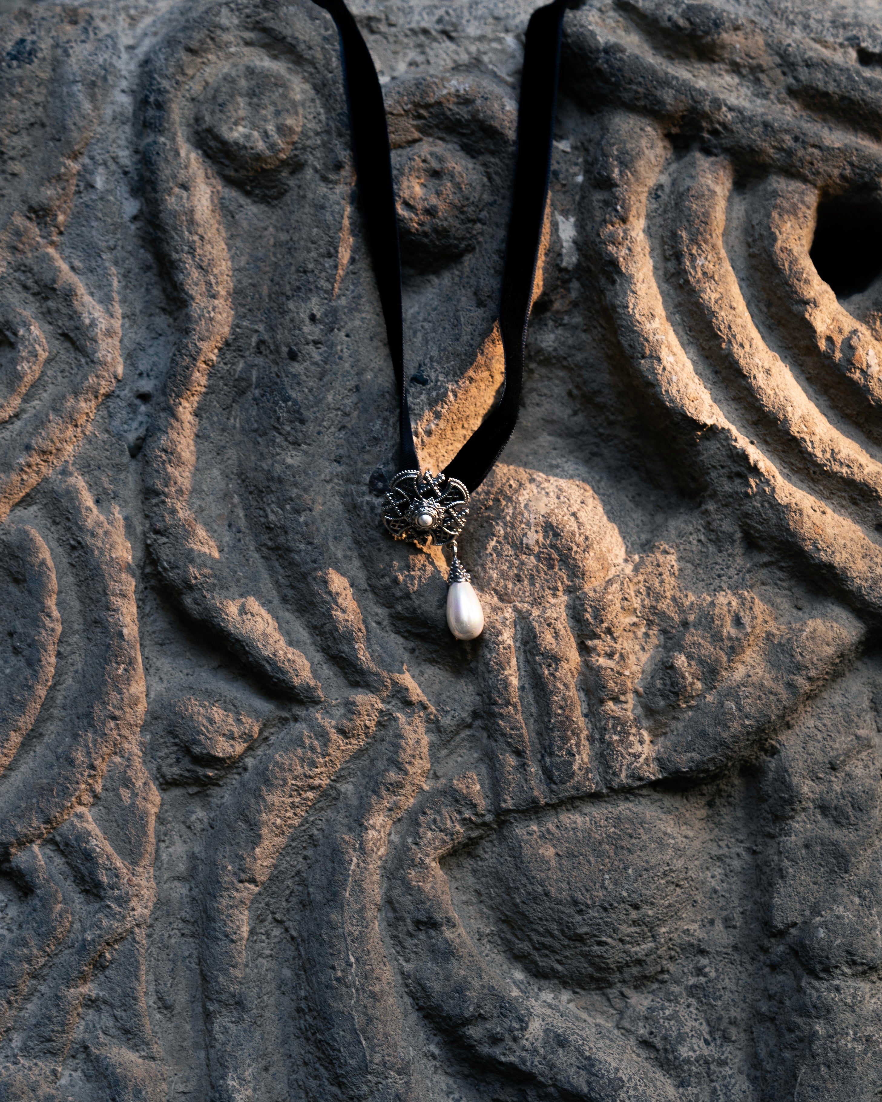 VANQ VELVET CHOKER.jpg__PID:a43f4858-c209-48bc-a279-73c14e2d940d